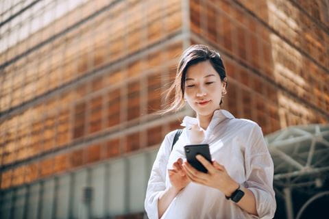 Mulher a olhar para o telemóvel