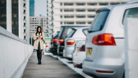 Carros em parque de estacionamento