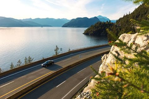 Carro na estrada junto ao mar