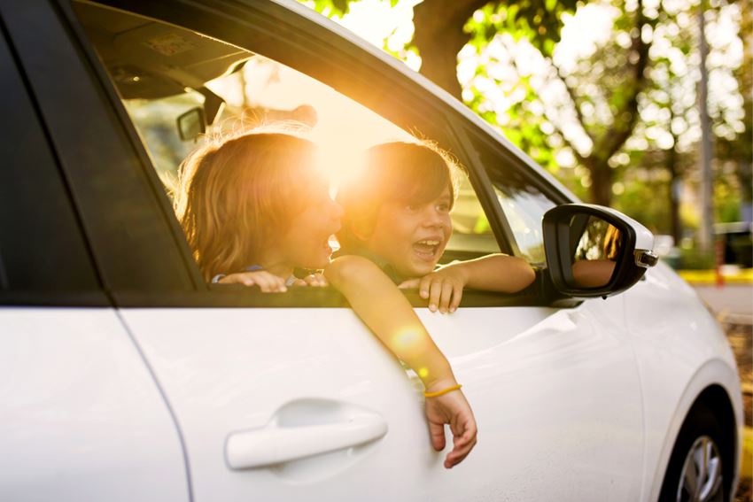 banner-kids-inside-car