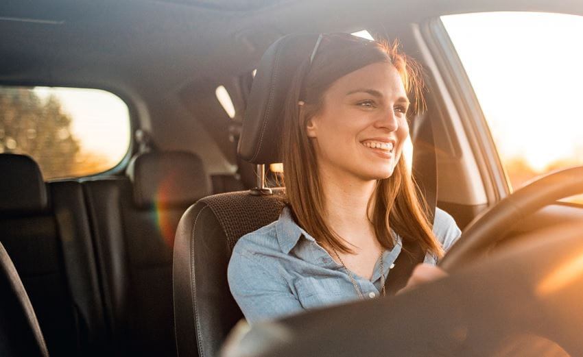 banner-women-smiling-inside-a-car