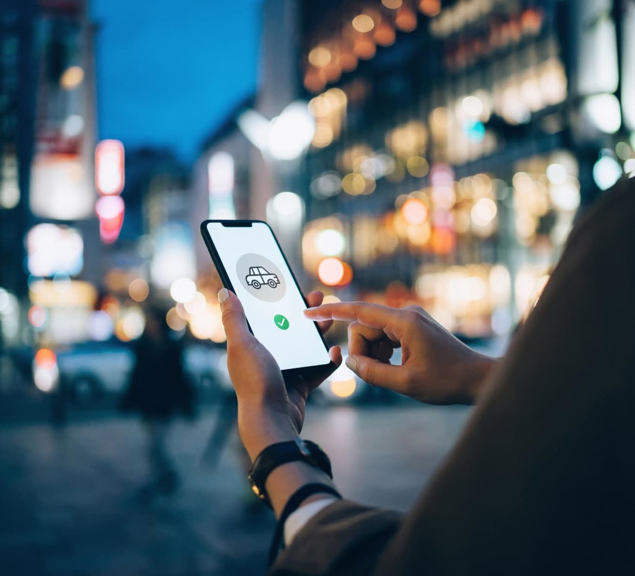 zipper-female-holding-smartphone