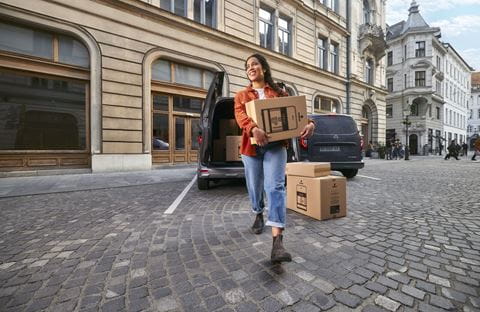 ayv_flex_woman carrying box