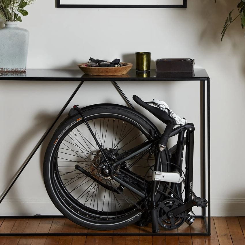 bastille_velo_plie_en_position_O_dans_une_entree_d_appartement